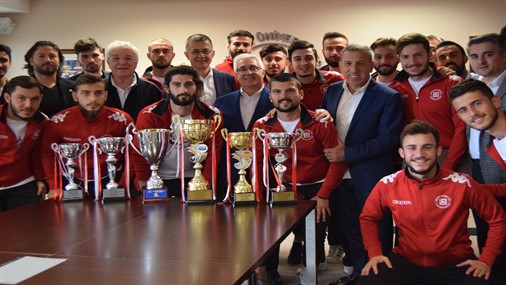 Futbol Takımımızın Başarılı Oyuncuları Ödüllerine Kavuştu